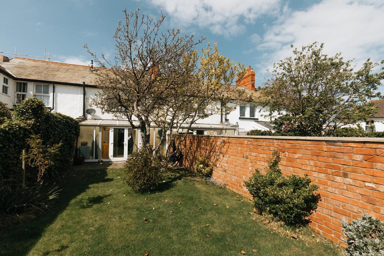 Willow Cottage - Cost 3 Bed Cottage In Penrhyn Bay With Sea Views With Access To Snowdonia Rhôs-on-Sea 外观 照片